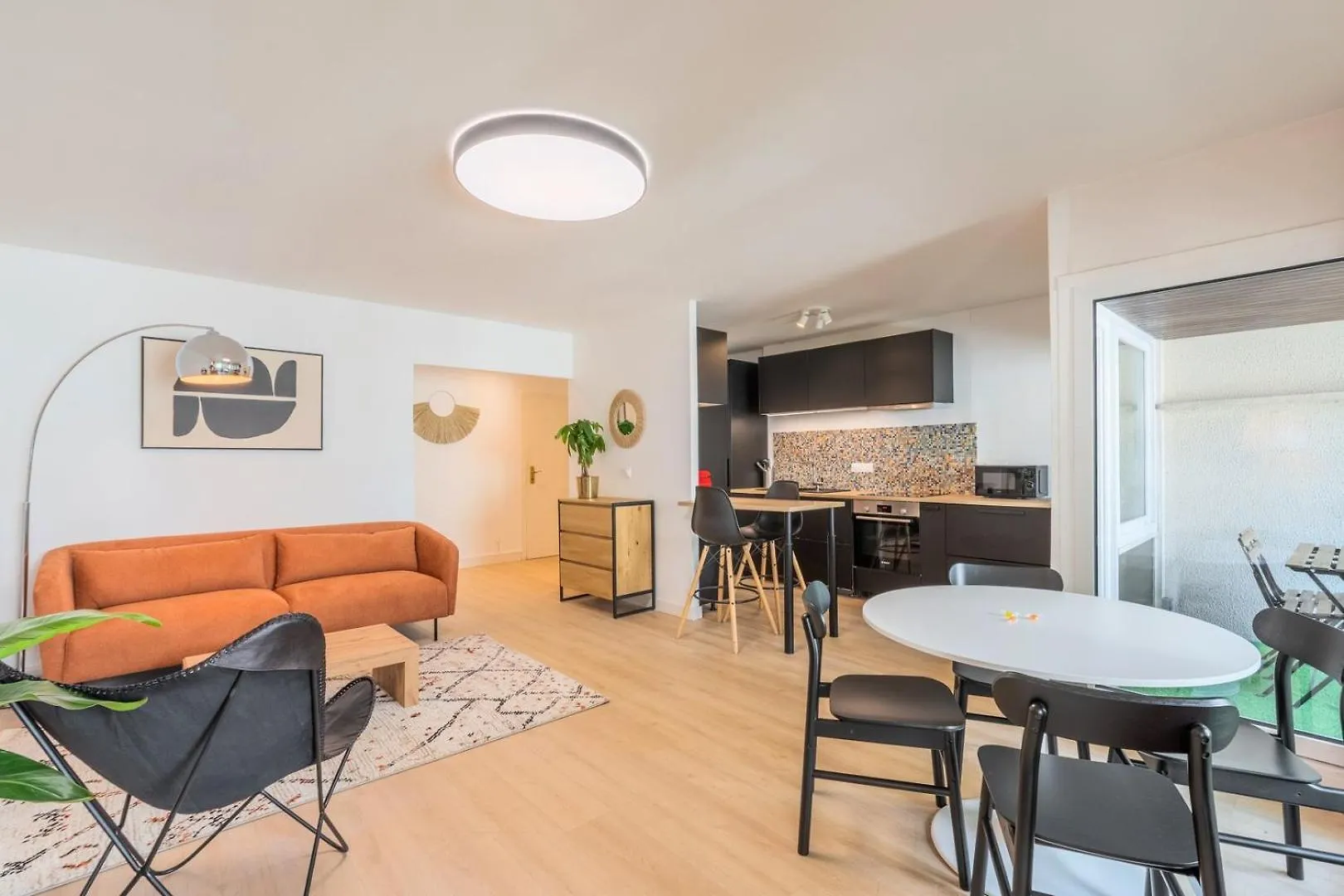 Spacious Apartment With Balcony And Parking La Madeleine